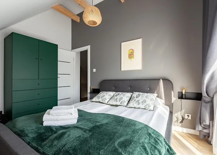 27 Lakeside Retreat By Bookinghost